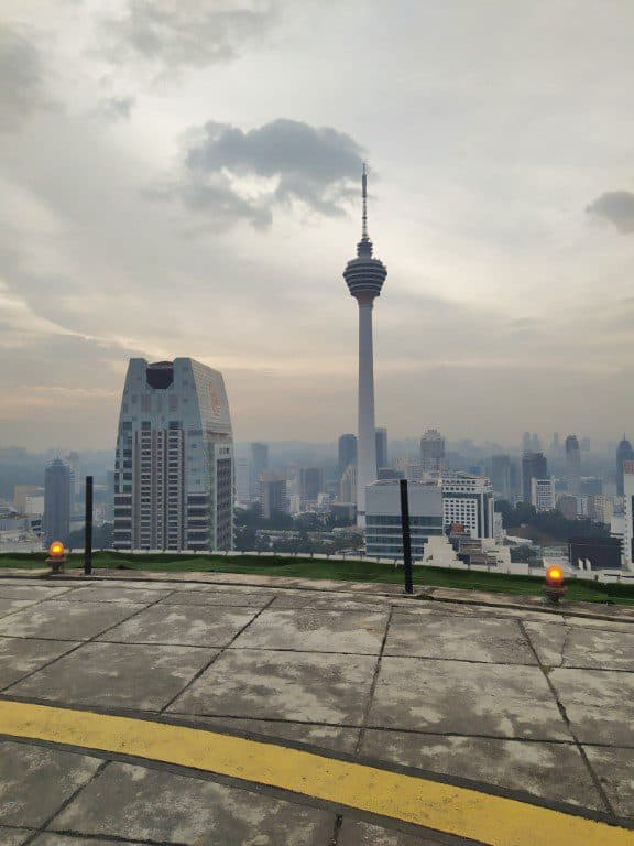 Rooftop bar Vertigo di Banyan Tree KL lantai 59 dengan pemandangan kota panorama dan pencahayaan yang syahdu