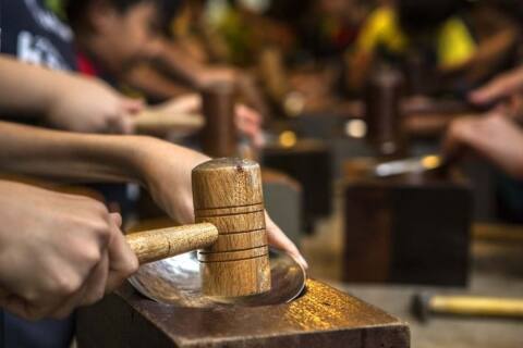 Produk pewter Royal Selangor termasuk tankard, bingkai foto, dan barang dekoratif