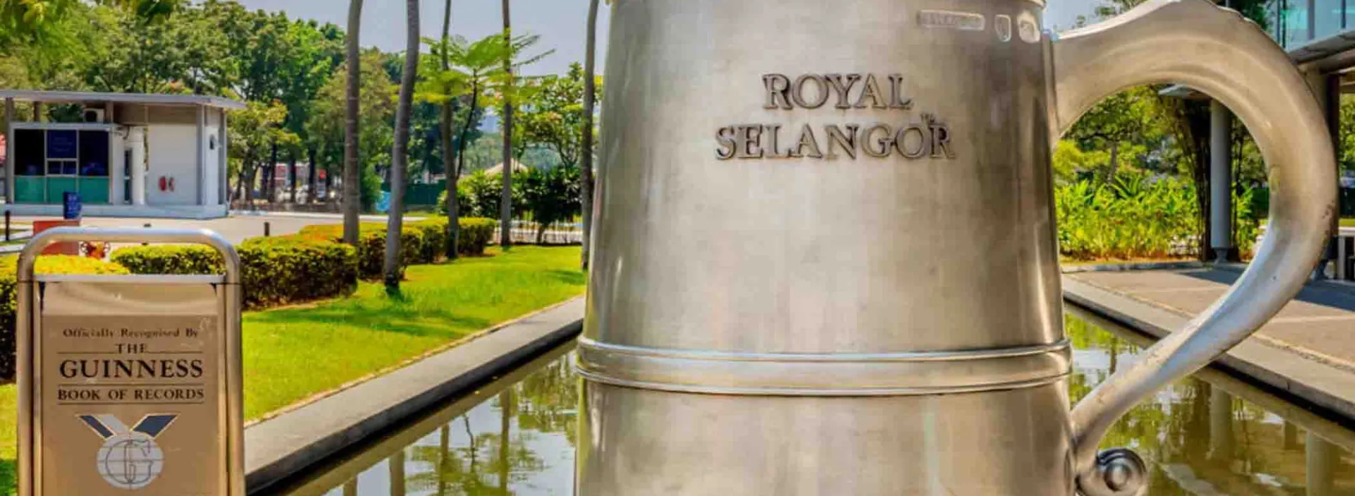 Kole piuter gergasi Royal Selangor dan plak Guinness World Records di luar Pusat Pelawat di Setapak