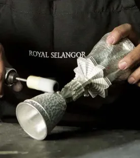 Tukang Royal Selangor menggilap piala piuter