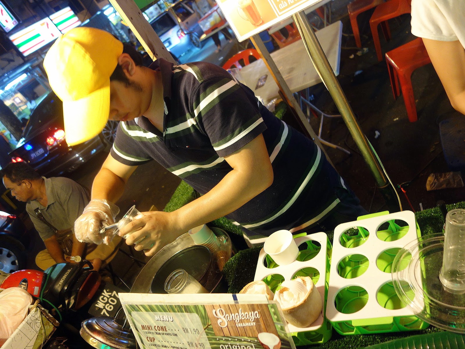 吉隆坡 Sangkaya 以半个椰壳盛装的椰子冰淇淋