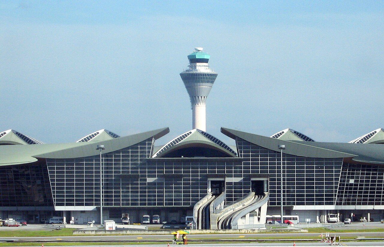 Car rental in Selangor: the KLIA main terminal building and control tower in Sepang, where several rental desks are based