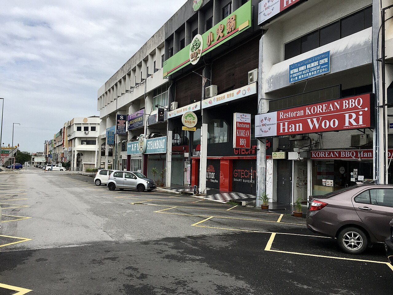 Row of shop-office blocks with restaurant signs along Jalan SS21/62 in Damansara Uptown, Petaling Jaya