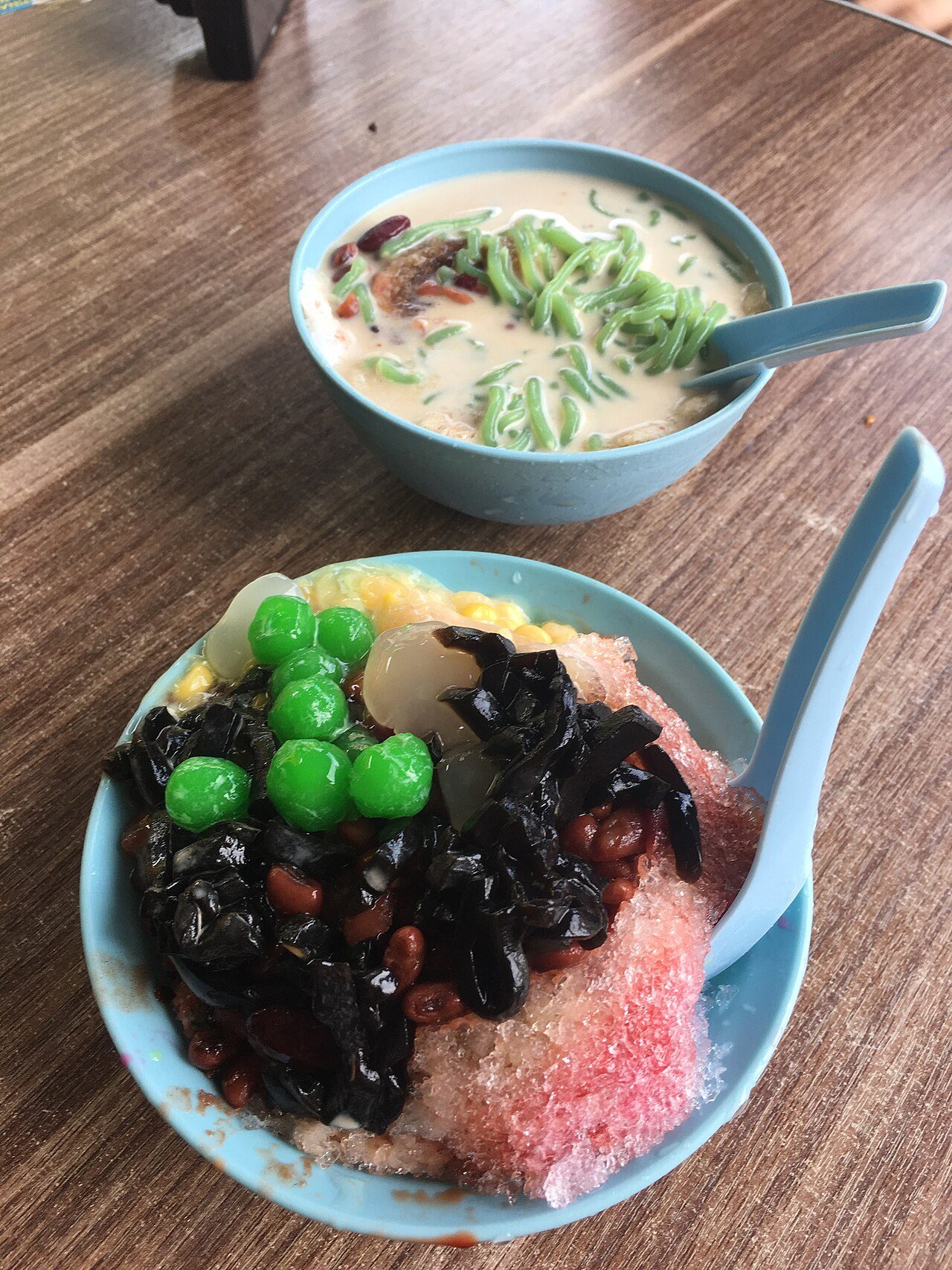 A bowl of cendol and a bowl of ais kacang, the shaved-ice desserts to look for in Selangor