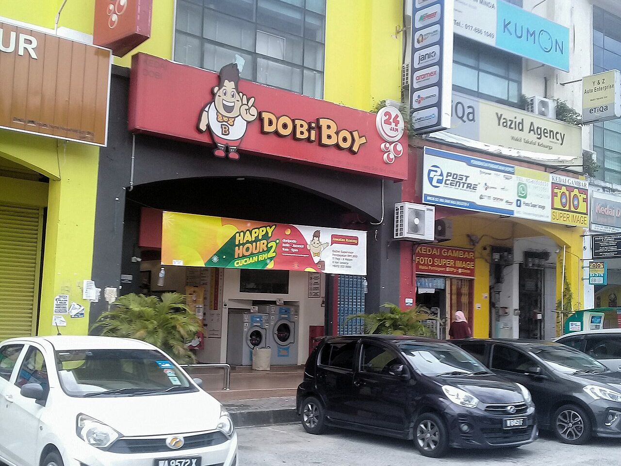 Laundry in Selangor: a 24-hour self-service laundromat shopfront in Kota Damansara, Petaling Jaya, with washers inside