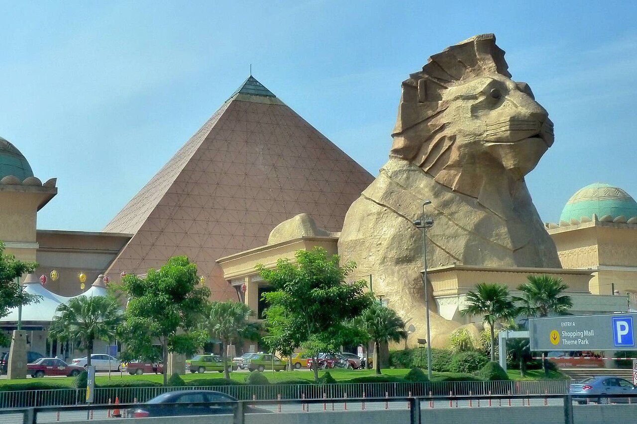 Money changers in Selangor: the pyramid and giant lion statue at the front of Sunway Pyramid in Bandar Sunway