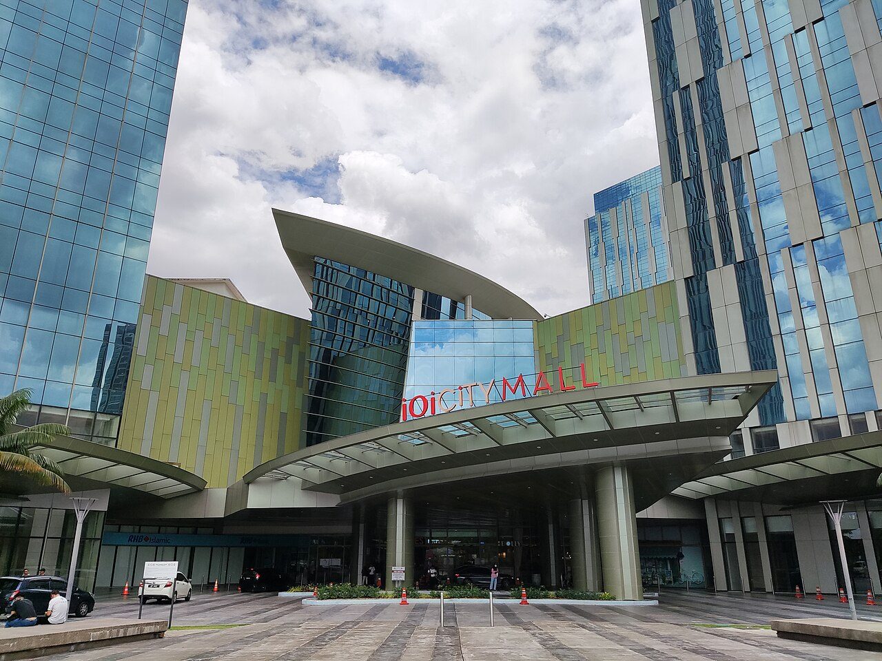 The main entrance of IOI City Mall between glass office towers in IOI Resort City