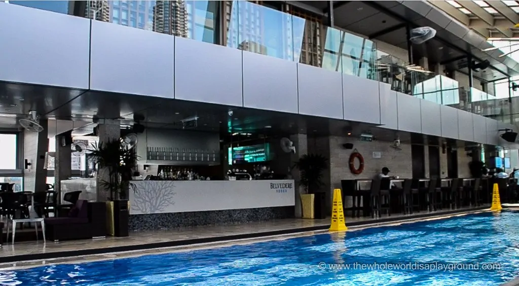 SkyBar at Traders Hotel的内部环境