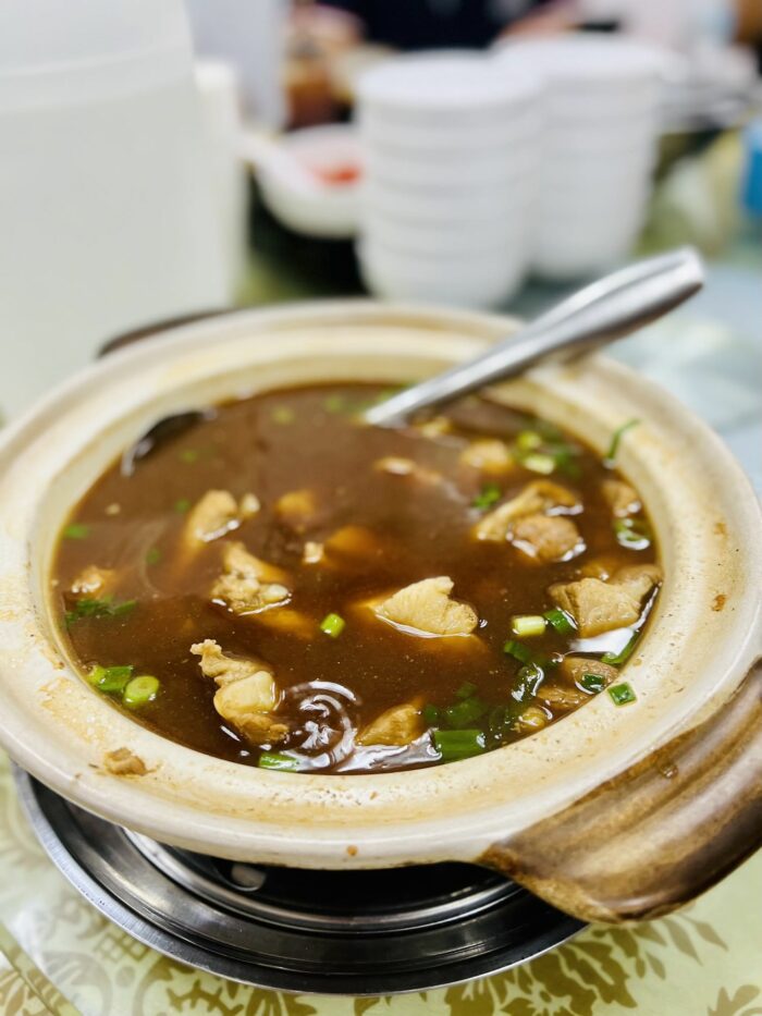 Periuk tanah bak kut teh herba dengan tulang rusuk babi dan lauk sampingan di Sun Fong
