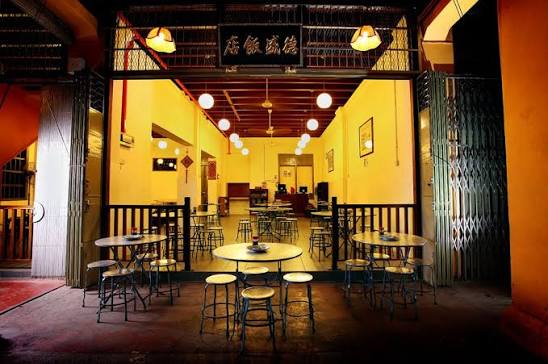 乔治市一家餐厅的槟城菜肴，包括扁担饭、娘惹叻沙和炭烤鱼