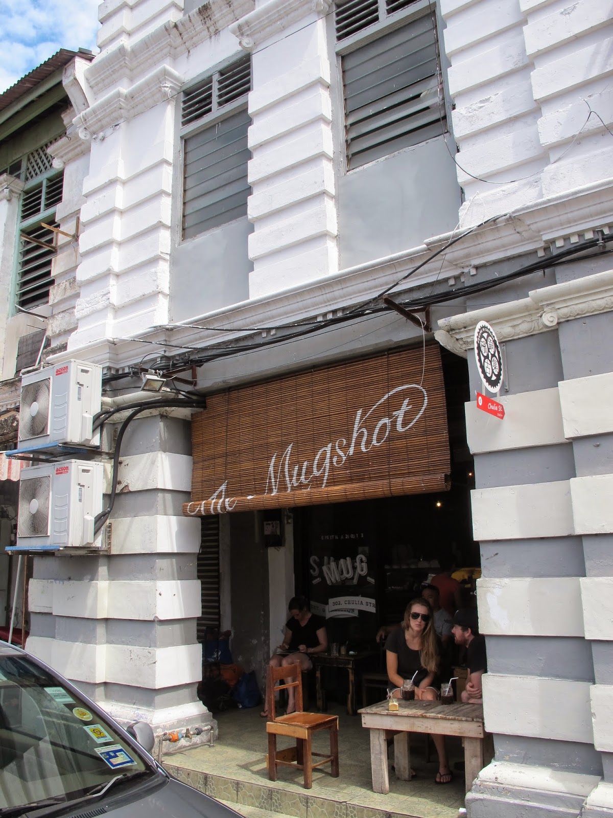 槟城 Chulia Street 的 The Mugshot Cafe 贝果和咖啡