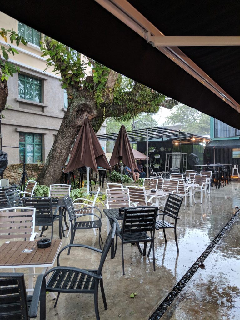 The Pokok All Day Bar 树下的户外座位