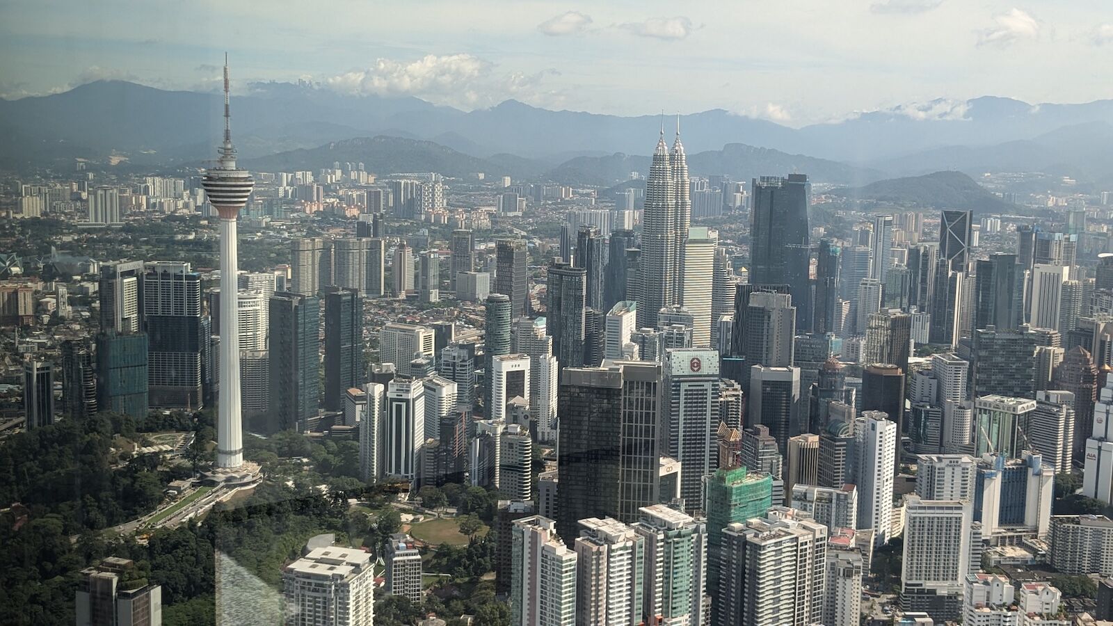 Menara KL dan Menara Berkembar Petronas dilihat dari ketinggian di atas kota
