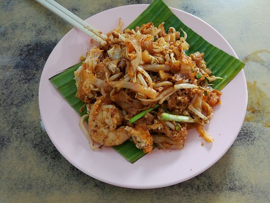 Char koay teow Tiger dengan udang besar di atas piring