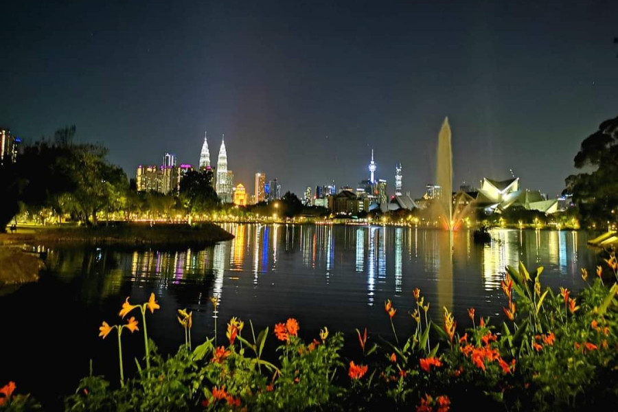 从蒂蒂旺沙湖滨公园欣赏吉隆坡天际线与湖中喷泉的夜景