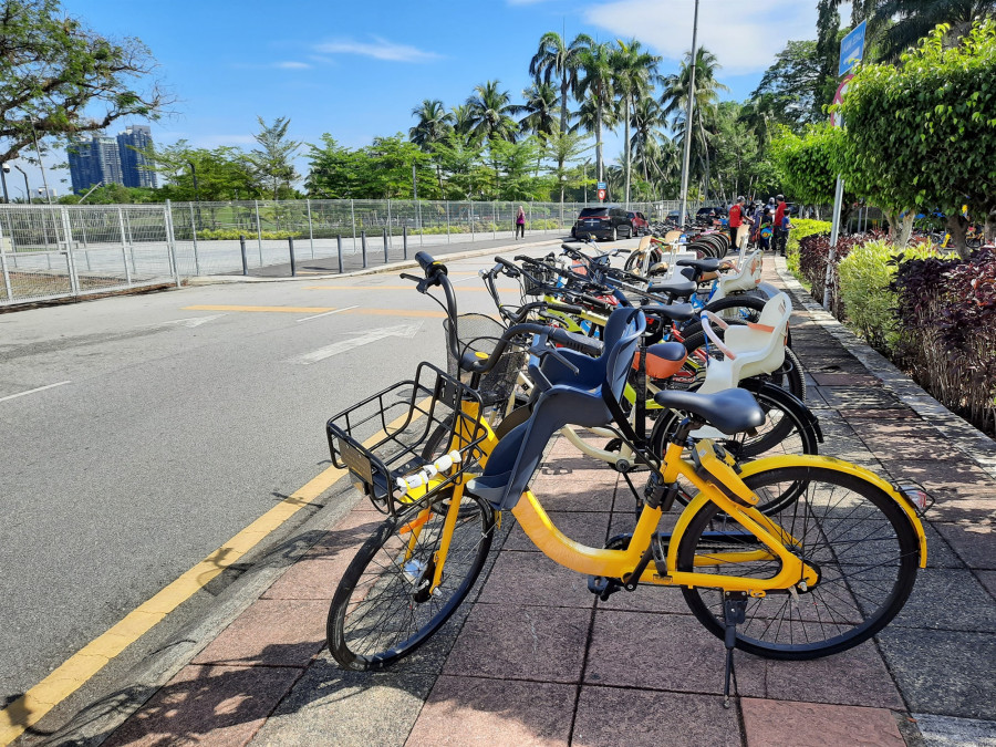 停放在蒂蒂旺沙湖环湖路旁的出租脚车