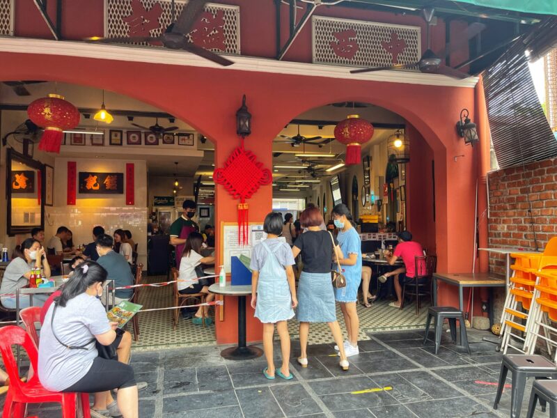 吉隆坡 Jalan Kamunting 的 Yut Kee Restaurant 海南炸鸡扒与云石蛋糕