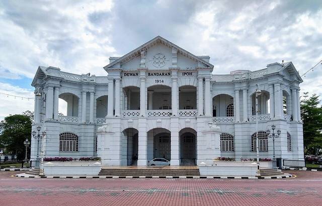 White colonnaded Ipoh Town Hall (Dewan Bandaran) with its facade dated 1914