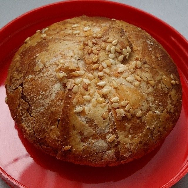 A round heong peah biscuit topped with sesame seeds