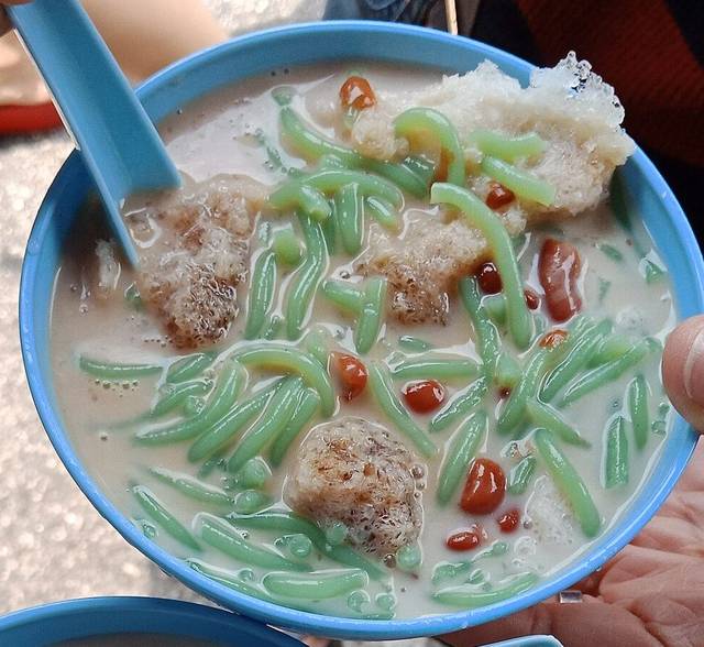 A bowl of cendol with green rice-flour jelly in coconut milk, photographed in Penang; cendol is among the Ipoh desserts in this guide