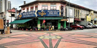 Ong Kee tauge ayam restaurant in a pre-war corner shophouse on Jalan Yau Tet Shin, Ipoh, photographed in 2021