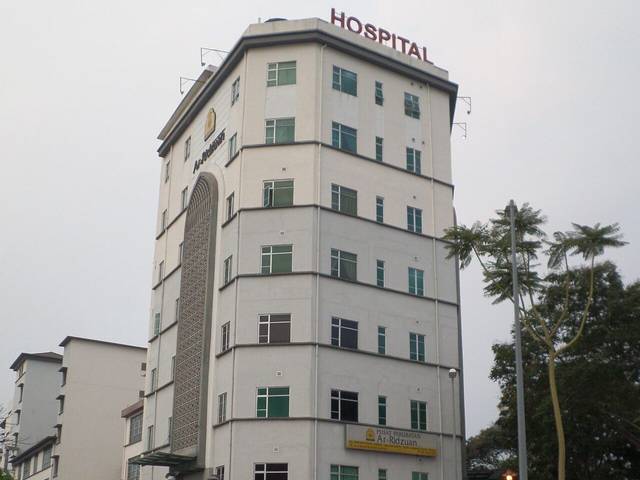 Ipoh hospitals: Ar-Ridzuan Medical Centre in Greentown, Ipoh, a private hospital building with a 24-hour emergency sign