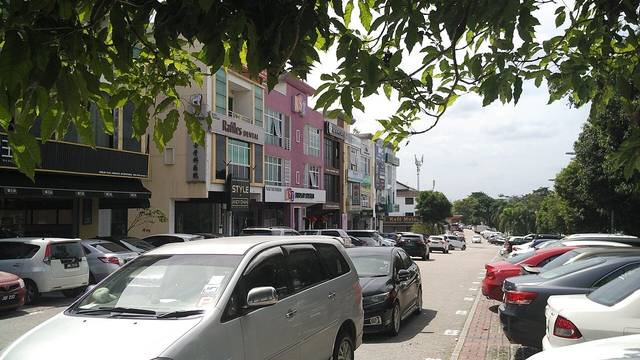 Laundry in Johor Bahru: a row of shoplots with cars parked in front on Jalan Molek 2/2 in Taman Molek, the area of Cleanpro Express Taman Molek