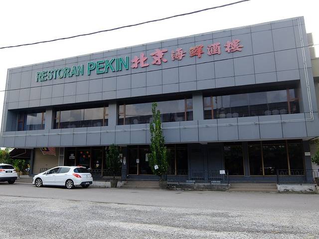 The grey two-storey building of Restoran Pekin in Taman Sentosa, Johor Bahru, with green and red Chinese lettering across the front
