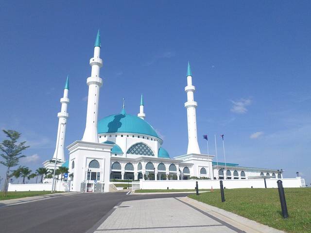 The white Sultan Iskandar Mosque in Bandar Dato Onn with a turquoise main dome and four slender minarets