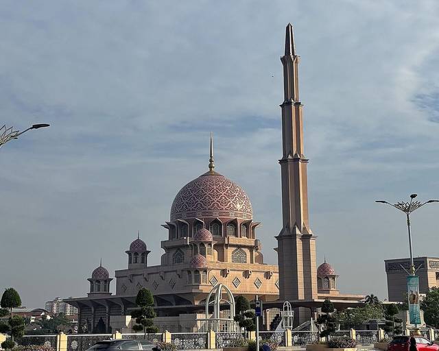 Pink dome and minaret of Putra Mosque in Putrajaya, a day trip from Kuala Lumpur