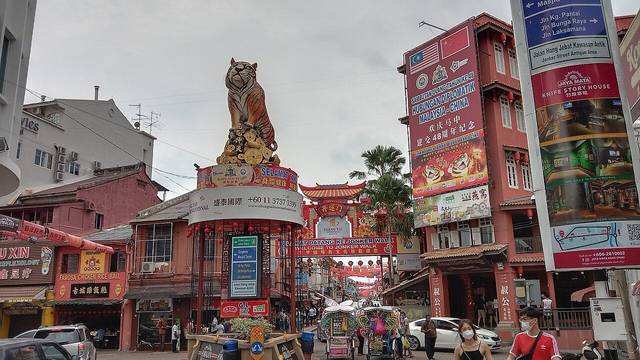 The tiger statue and red Jonker Walk gateway at the entrance to Jalan Hang Jebat, the street where most Melaka cafes in this guide are found