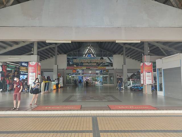 The covered main entrance of Melaka Sentral bus terminal, with a Selamat Datang welcome sign over the doors