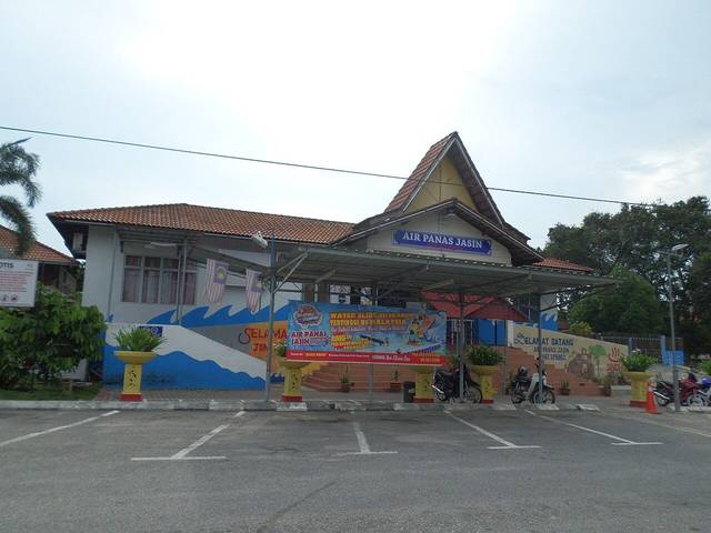 The entrance building of Air Panas Jasin, the Jasin Hot Spring, with its car park in front