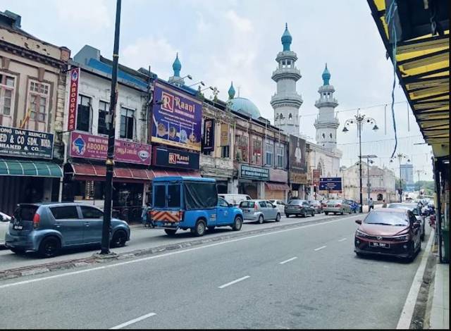 Jalan Tengku Kelana in Klang Little India, with shophouse signs and the minarets of Masjid India Muslim Tengku Kelana behind
