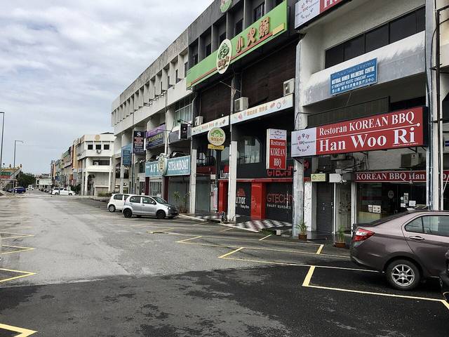 Row of shop-office blocks with restaurant signs along Jalan SS21/62 in Damansara Uptown, Petaling Jaya