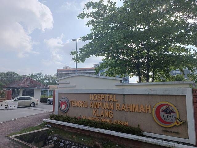 Entrance sign of Hospital Tengku Ampuan Rahimah Klang, with hospital blocks behind the trees