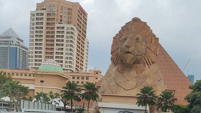 The giant lion head statue and pyramid of Sunway Pyramid, with Sunway hotel towers behind